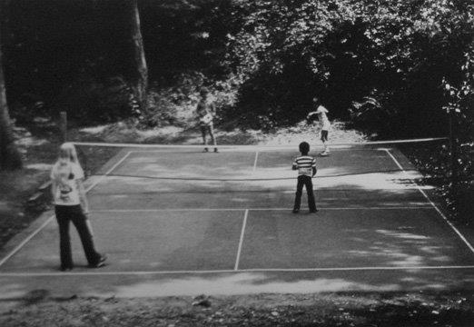 Tidig pickleballplan Barn spelar Svart vitt äldre foto