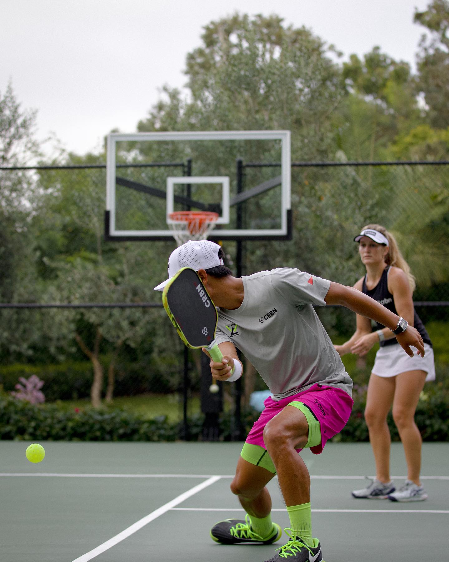 Pickleballspelare som har crbn pickleball racketar och spelar