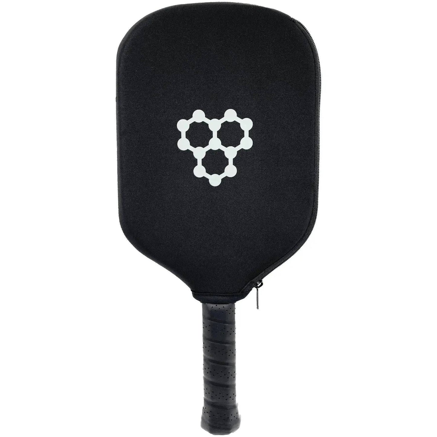Pickleballracket med ett neoprenfordral med CRBN loggan.