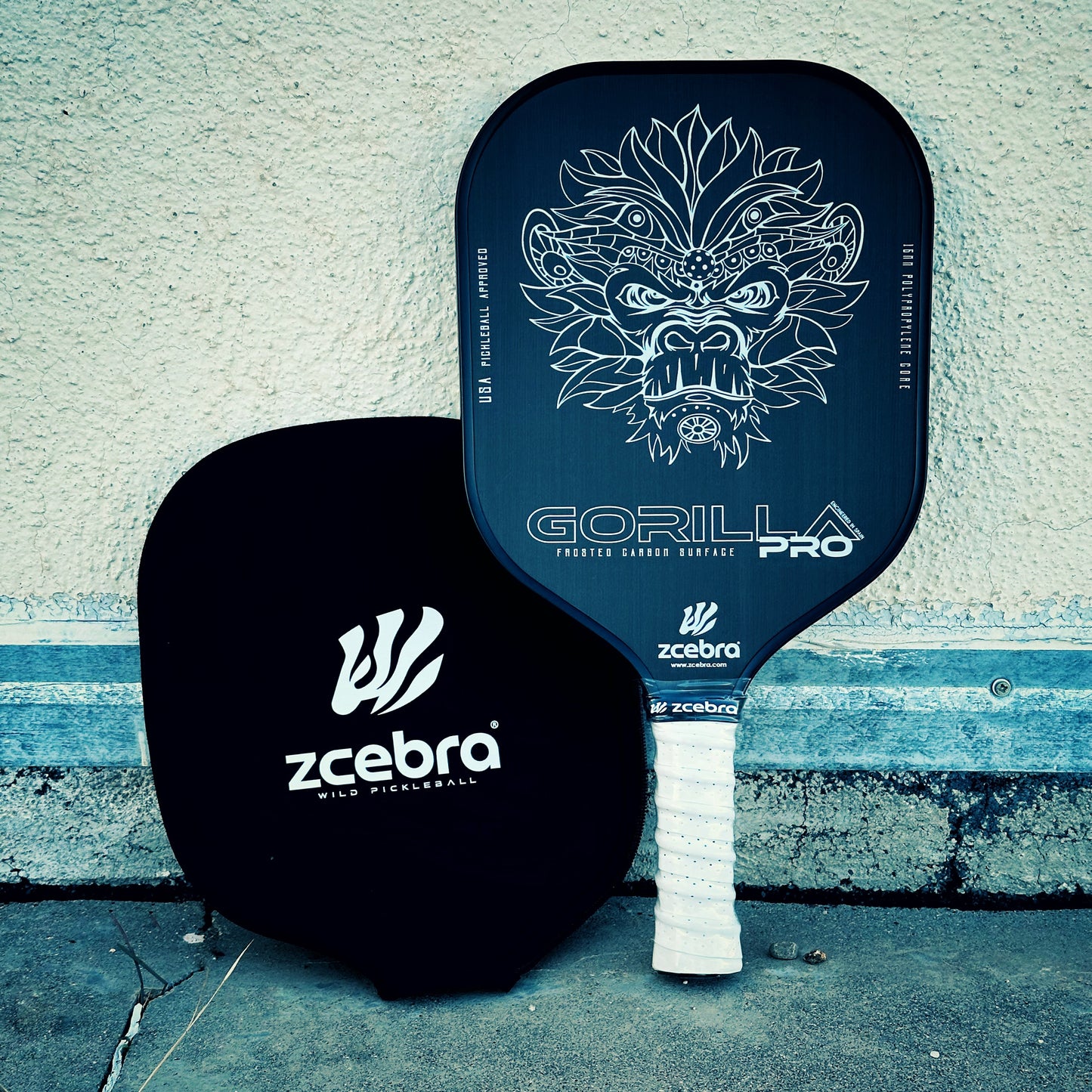 Zcebra Gorilla Pro pickleballrack med matchande svart fodral mot en betongvägg.